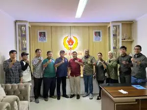 Pengurus IBCA MMA Kota Cilegon berfoto bersama Pengurus KONI Kota Cilegon dan Sekretaris Umum Pengprov IBCA MMA Banten usai kegiatan silaturahmi di Sekretariat KONI Kota Cilegon, Stadion Seruni, Kamis, 04 Juni 2026.